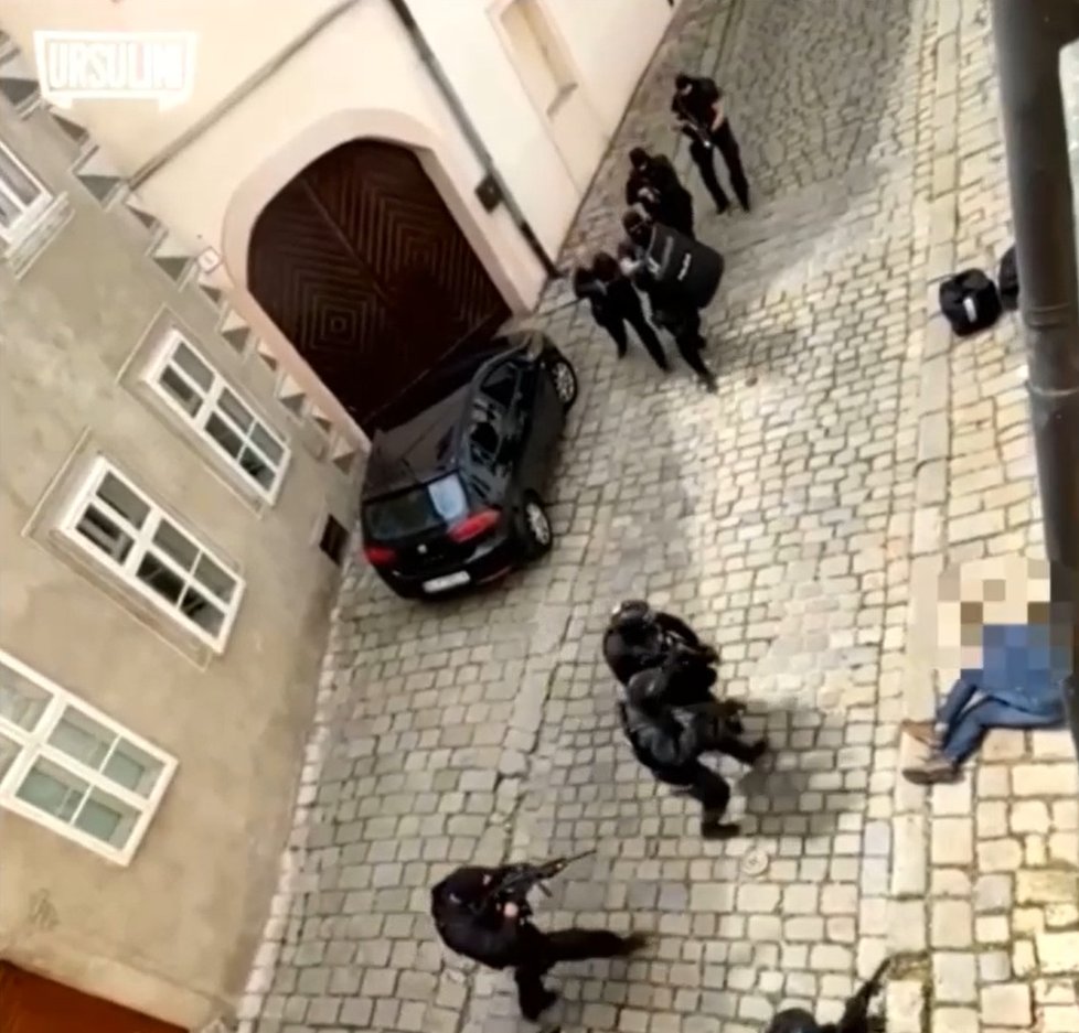 Muž v Bratislavě ohrožoval policisty nožem a vykřikoval Allah Akbar. V batůžku naštěstí žádné výbušniny neměl.