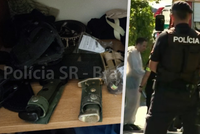 Pálil mrtvolu (†68) a pak střílel po hasičích: Policisté u Vladimíra doma našli zásobu zbraní