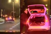 Bez řidičáku s dětmi v autě ujížděl policistům: Při nehodě jedno vážně zranil