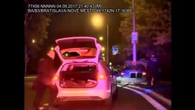 Bez řidičáku a s malými dětmi v autě ujížděl policistům, při nehodě jedno z nich vážně zranil.