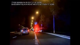 Bez řidičáku a s malými dětmi v autě ujížděl policistům, při nehodě jedno z nich vážně zranil.