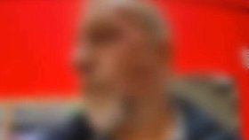 Dominik se nepohodl se starším mužem, který stál ve frontě před ním.