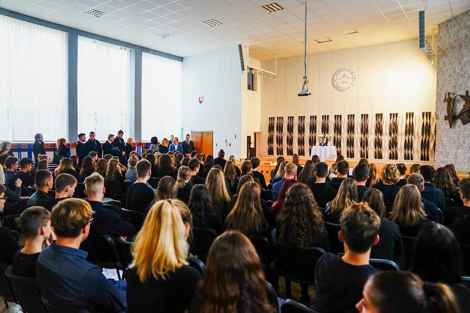 Slovensko si připomíná oběti tragické dopravní nehody u Nitry. Zde vyšla vyjádřit soustrast a pokoru slovenská prezidentka.