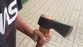 Mladík vyhrožoval žákům základní školy sekerou.