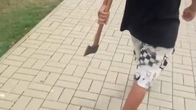 Mladík vyhrožoval žákům základní školy sekerou.