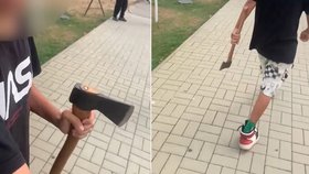 Mladík vyhrožoval žákům základní školy sekerou.