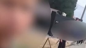 Mladík vyhrožoval žákům základní školy sekerou.