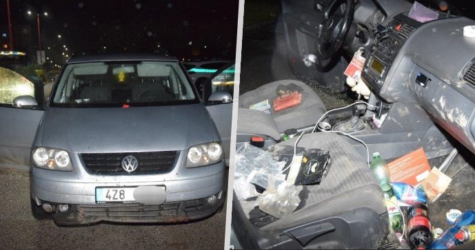 Automobil VW Touran, ve kterém slovenská policie nalezla dva Čechy.