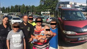 České rodině s dětmi se na Slovensku porouchalo auto. Policie jim pomohla se dostat v pořádku domů.
