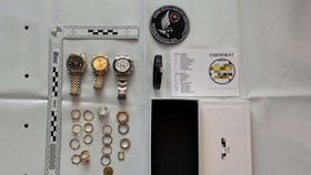 Při akci policisté zajistili mimo jiné i luxusní hodinky