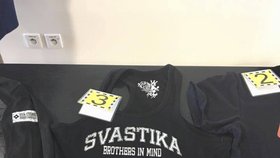 Na Slovensku chytili Čecha s taškou neonacistických triček: Přivezl si je z Ukrajiny.