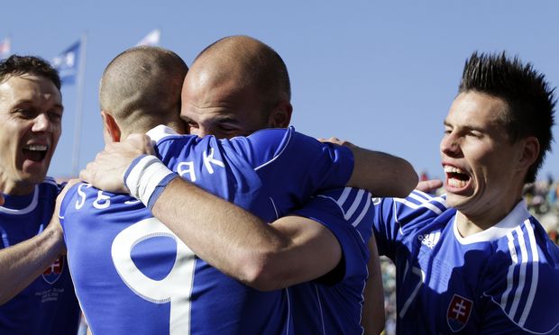 Marek Hamšík byl vyhlášen nejošklivějším hráčem šampionátu podle britského listu The Sun. Marek Hamšík byl vyhlášen nejošklivějším hráčem šampionátu podle britského listu The Sun.