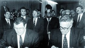 Mečiar (vlevo) a Klaus v roce 1992