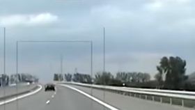 Řidič se hnal po dálnici více jak 200 km/h: Za volantem přitom neměl co dělat.