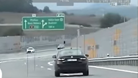 Řidič se hnal po dálnici více jak 200 km/h: Za volantem přitom neměl co dělat.