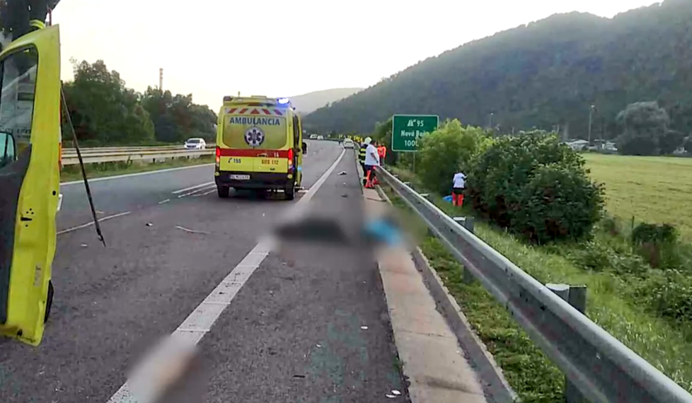 Chtěl si opravit auto na dálnici, srazili ho při tom.