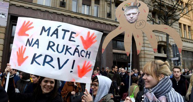 „Máte na rukou krev.“ Desetitisíce Slováků opět protestují, chtějí objasnit Kuciakovu vraždu