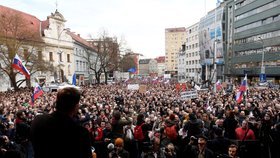 Slováci 5. 4. opět vyrazili do ulic, chtějí odvolání šéfa policie.