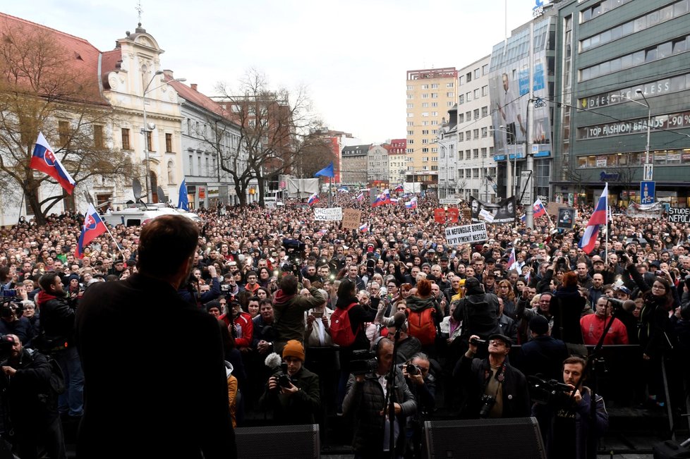 Slováci 5. 4. opět vyrazili do ulic, chtějí odvolání šéfa policie.