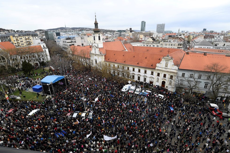 Slováci 5. 4. opět vyrazili do ulic, chtějí odvolání šéfa policie.