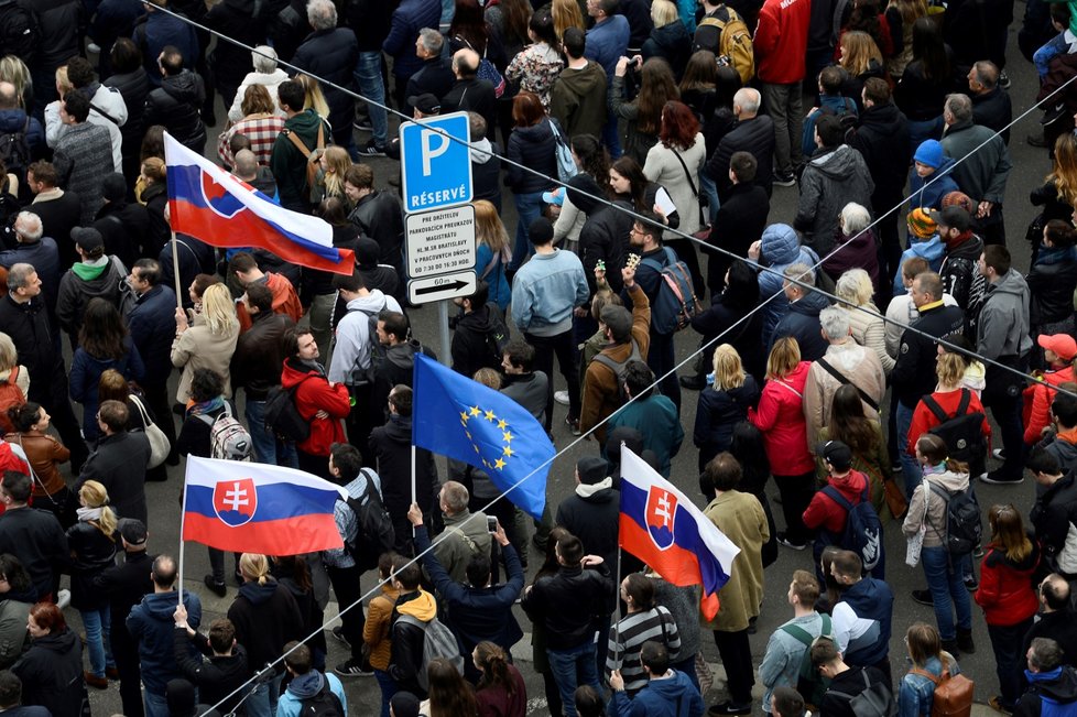 Slováci 5. 4. opět vyrazili do ulic, chtějí odvolání šéfa policie.