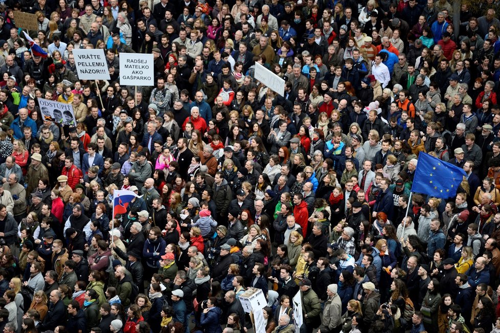 Slováci 5. 4. opět vyrazili do ulic, chtějí odvolání šéfa policie.