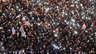 Demonstrace, ze které mrazí. 50 000 Slováků zpívá na náměstí v Bratislavě hymnu