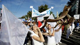 Tisíce lidí protestovaly v Bratislavě proti potratům. Vyslyší je poslanci?