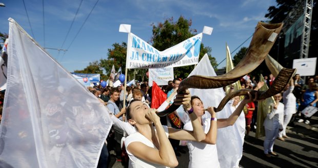 Tisíce lidí protestovaly v Bratislavě proti potratům. Vyslyší je poslanci?