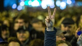 Tisíce lidí přišly v pátek do centra Bratislavy na demonstraci vyjádřit nespokojenost s poměry v zemi a podpořit organizátory dřívějších mohutných protivládních mítinků, které kvůli anonymnímu oznámení o jejich zapojení do údajné přípravy státního převratu začala vyslýchat policie.