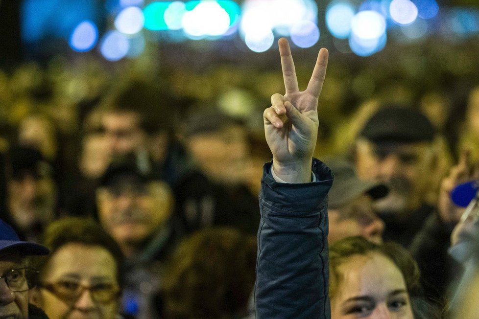 Tisíce lidí přišly v pátek do centra Bratislavy na demonstraci vyjádřit nespokojenost s poměry v zemi a podpořit organizátory dřívějších mohutných protivládních mítinků, které kvůli anonymnímu oznámení o jejich zapojení do údajné přípravy státního převratu začala vyslýchat policie.