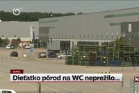 Porod na WC skončil tragédií: Matka hodila tělíčko do koše a nepříčetně se smála