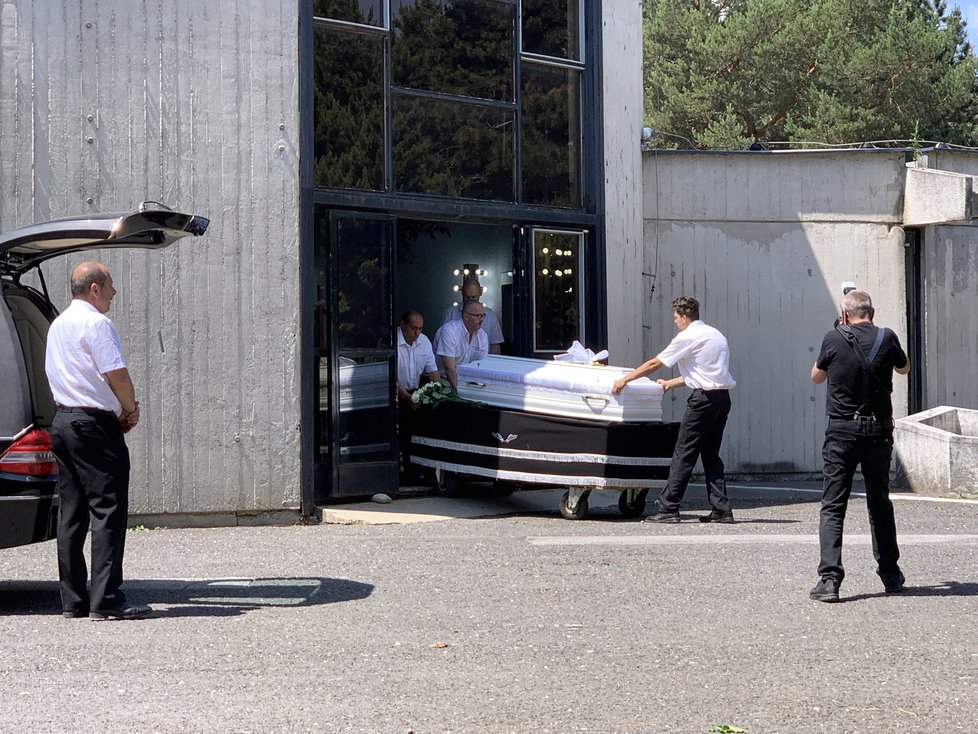 Na Slovensku pohřbili dívky sražené vlakem.