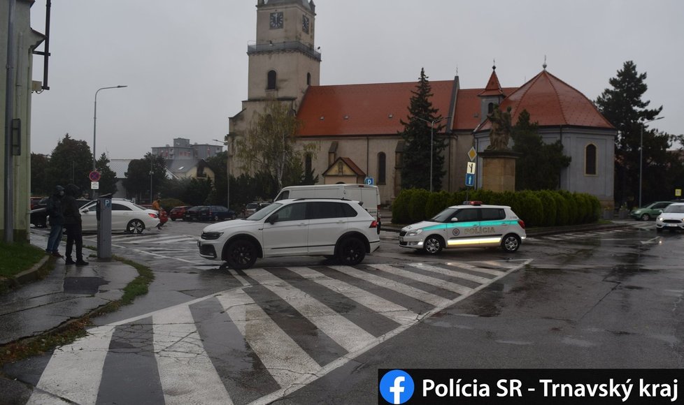 Stará paní zemřela pod koly dodávky, která na náměstí couvala z parkovacího stání.