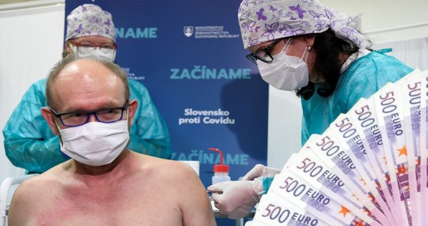 Tučné lákadlo na očkování seniorů: Na Slovensku jim rozdají poukázky skoro na 13 tisíc