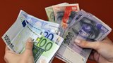 Slováci si doma „syslí“ přes dvě miliardy korun. I když země dávno platí eurem