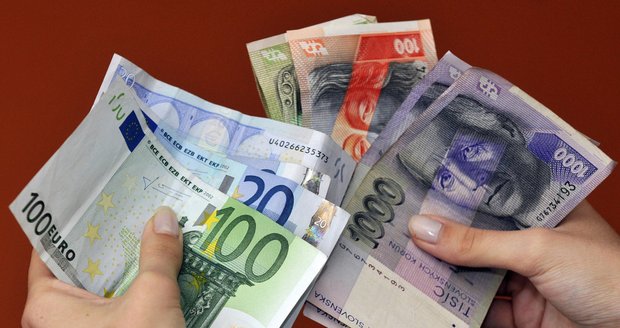 Slovenské koruny a eura, která je nahradila.