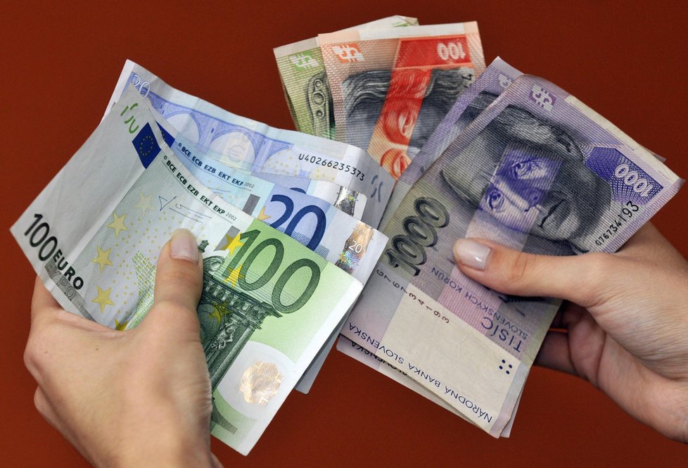 Investoři se bojí zasedání České národní banky, koruna v reakci oslabila.