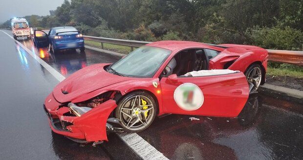 Na Slovensku řidič ferrari nezvládl řízení v dešti a naboural do svodidel.