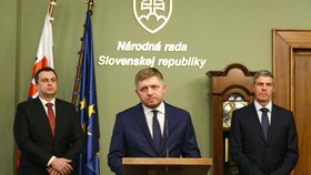 Slovenský expremiér Robert Fico (uprostřed)