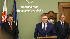 Slovenský expremiér Robert Fico (uprostřed) po posledním jednání koaliční rady