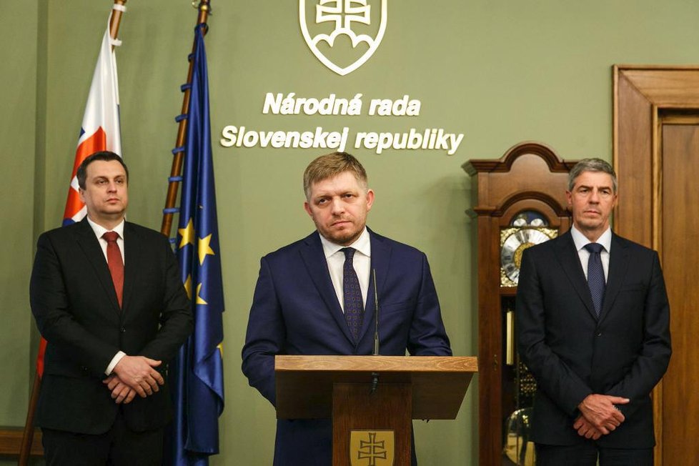 Slovenský expremiér Robert Fico (uprostřed) po posledním jednání koaliční rady.