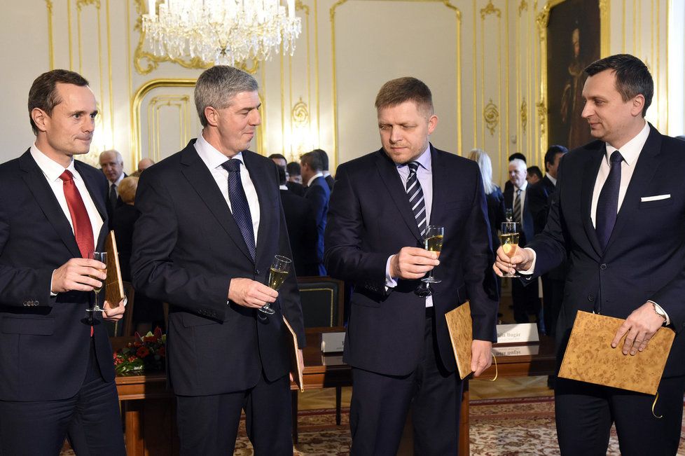 Předsedové čtyř koaličních stran nové slovenské vlády, zleva Radoslav Procházka (Síť), Béla Bugár (Most-Híd ), staronový premiér Robert Fico (Směr-SD) a Andrej Danko (Slovenská národní strana).