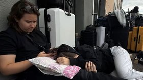 Organizátorka akce se kvůli jejich špatnému chování rozhodla nechat osm studentů ve Francii.