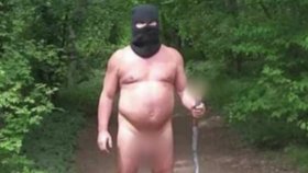 Muž na ženy vyběhl ze křoví, chvíli s nimi mluvil a nechal se vyfotit.