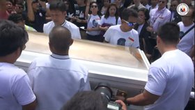 »Děkujeme, Slovensko«: Vládní speciál s tělem tragicky zesnulého Henryho přistál na Filipínách.