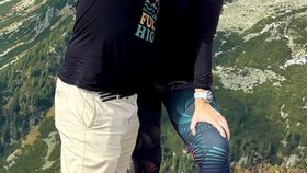Turista vyrazil do sněhu jen v žabkách.