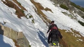 Turista vyrazil do sněhu jen v žabkách.