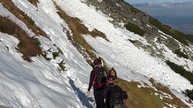 Turista vyrazil do sněhu jen v žabkách.