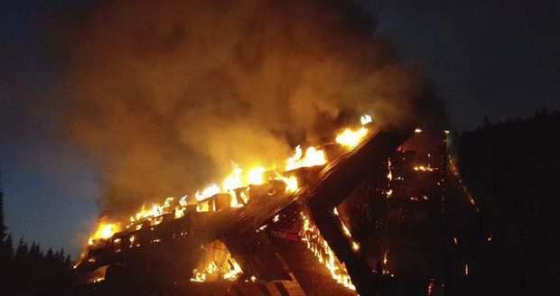 V Bdeněvsi na severním Plzeňsku vzplál rodinný dům. Jeden člověk je zraněný a hasiči nyní požár likvidují.